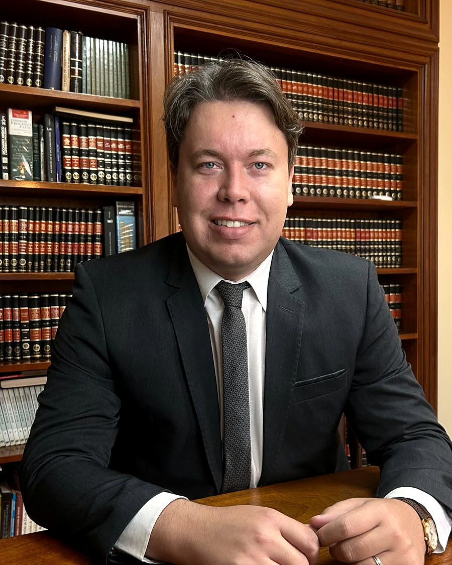 Dr. Lucas Ferreira Faleiros sorrindo no escritório