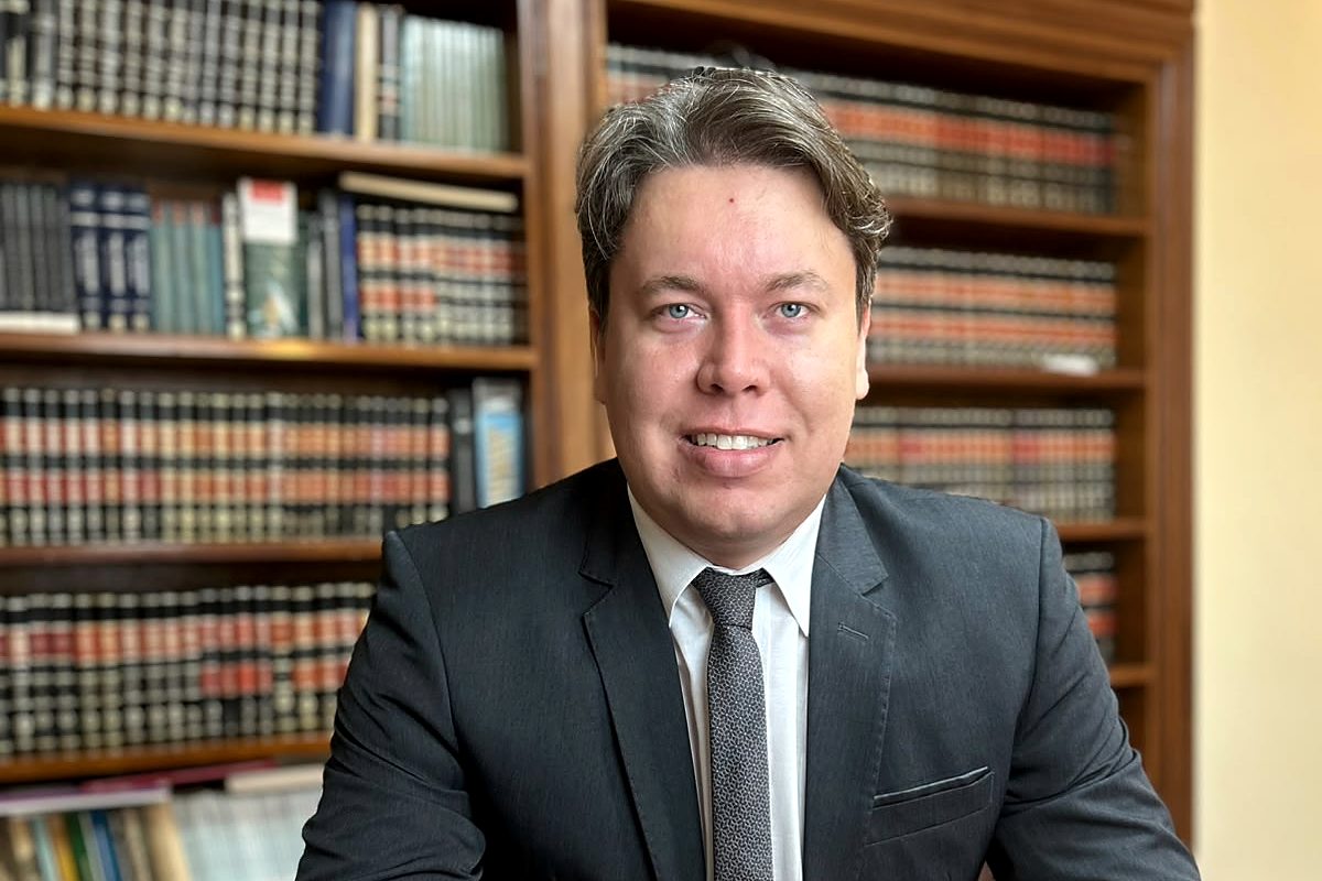 Dr. Lucas Ferreira Faleiros à mesa do escritório em Ribeirão Preto